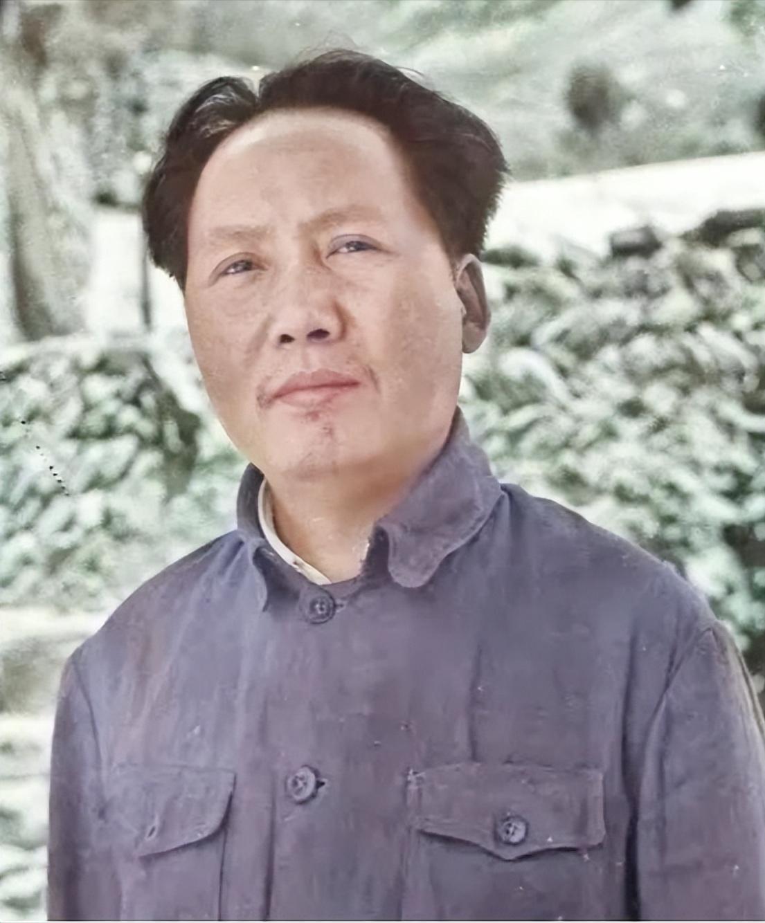 [微风]毛主席有一次开会，大家都早早的来到会议室，毛主席随后就到了，主席看大家比