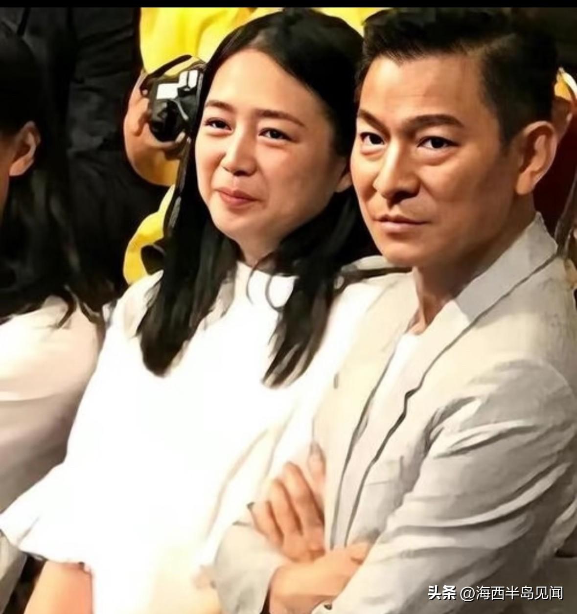 60岁的朱丽倩头发乌黑顺滑，富态的面相，脸上几乎看不到皱纹，保养状态绝了。
	