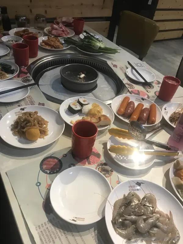 去店里吃饭剩很多菜的情况还挺常见。之前记者暗访北京一家饭店，一个8人包间消费53