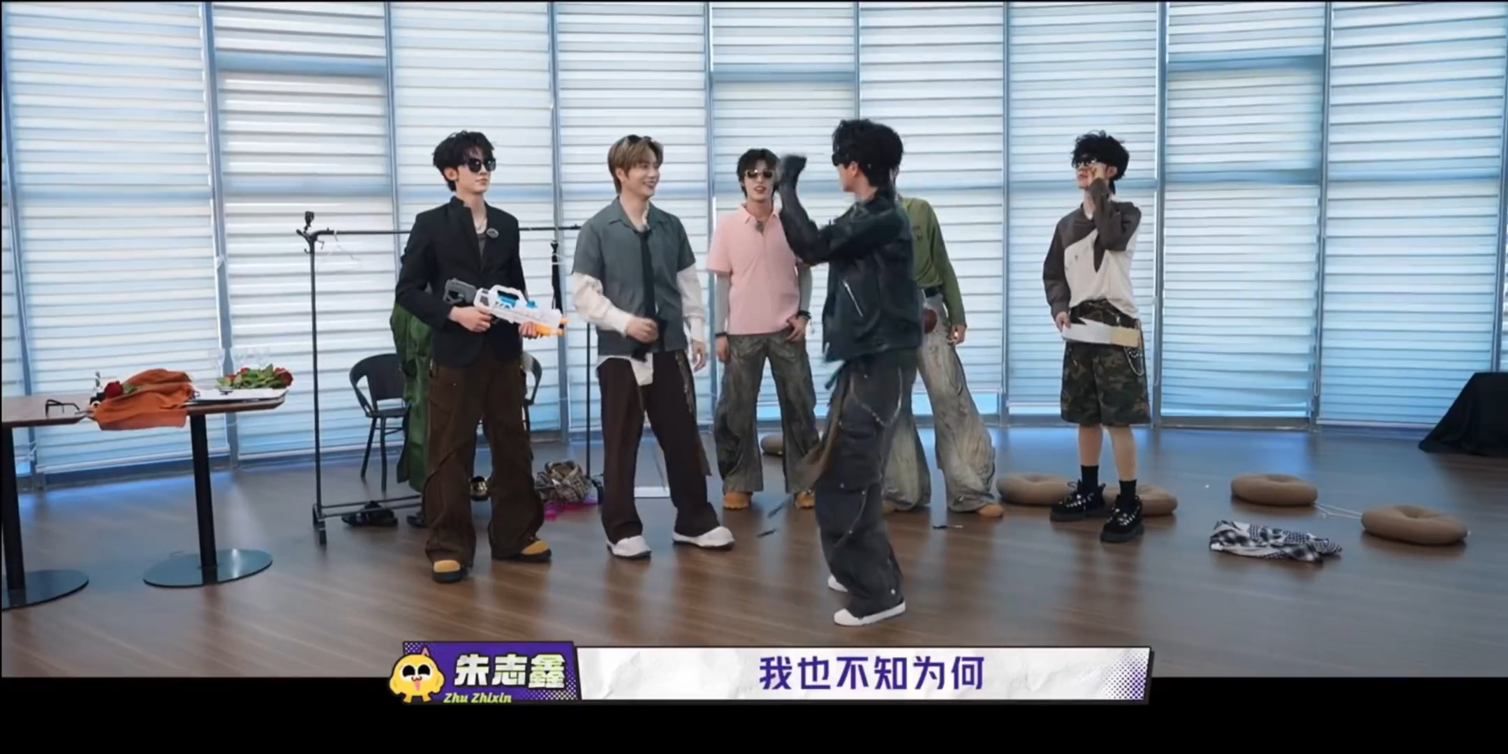 朱志鑫撩陆虎耳朵红了朱志鑫霸总来了也逃不过有点甜一路向海名场面上线！朱志鑫沉浸式