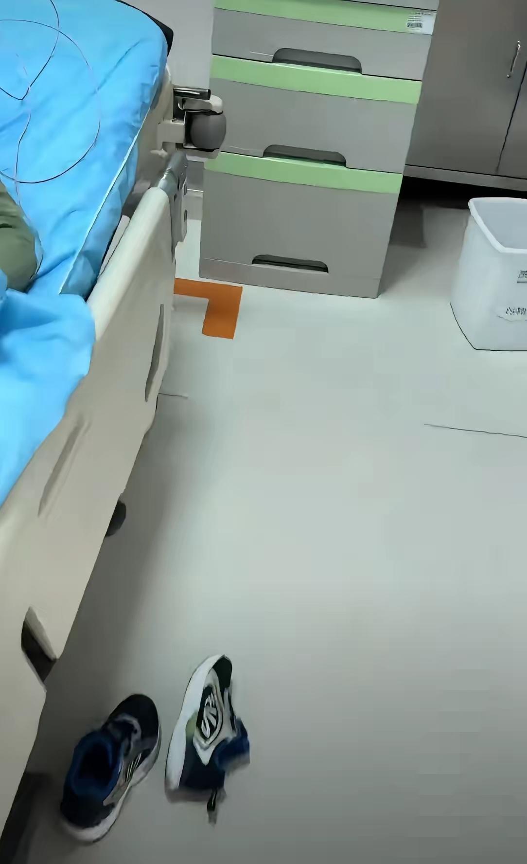 真的太吓人了，江苏一个小男孩，就趁妈妈上厕所的几分钟，偷偷把一整瓶100毫升美林