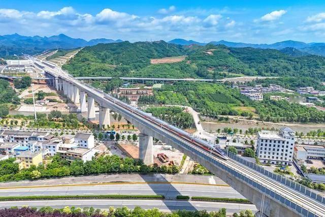 国铁集团：今年1至7月，全国铁路发送旅客28亿人次、同比增长4.1%，再创历史同