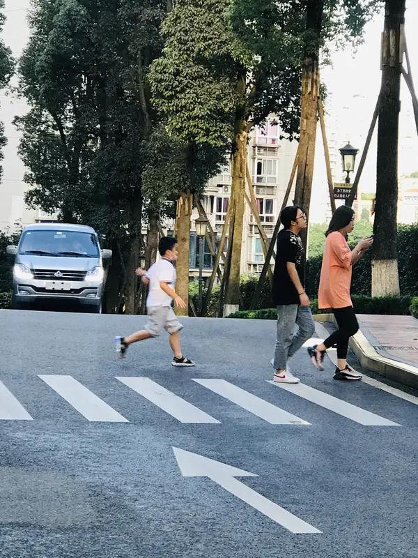 我认为不该管
孩子大了有他自己的主见，家长不要过度管孩子！孩子需要家长帮忙了，就