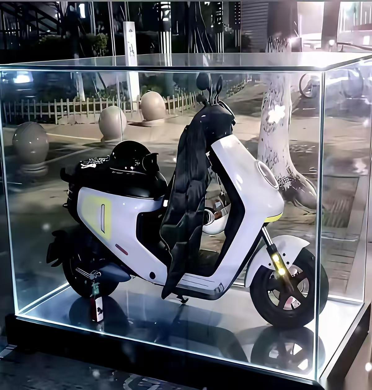 张雪峰那辆旧电动车，可以放到公司门口，每天上下班可以对着电瓶车跟老板打一下招呼。