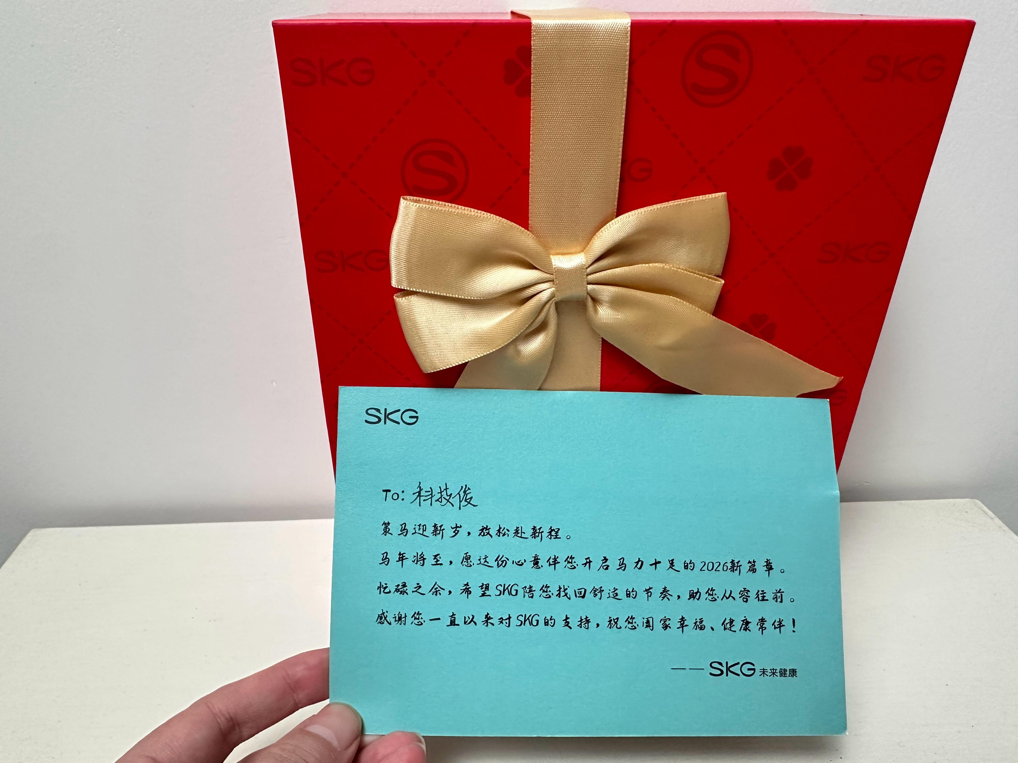 健康送礼就选SKG，感谢SKG未来健康的小伙伴寄来的新年礼盒，里面是一个颈椎按摩
