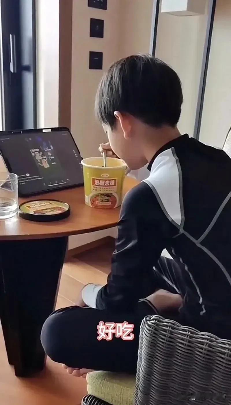 近日，关于大S阻止儿子小霖霖与亲生父亲见面的传闻闹得沸沸扬扬。然而，S妈在接受采