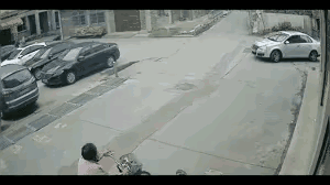 无接触≠无责任，这种判例引起担忧，人们害怕碰瓷又有了新的招数！
比如两初中女生从