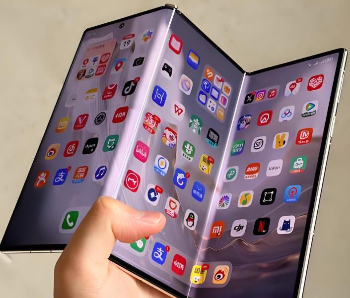 三星三折叠手机停售，这是意料之中的。
自从华为开拓三折叠手机这个赛道，三折叠手机