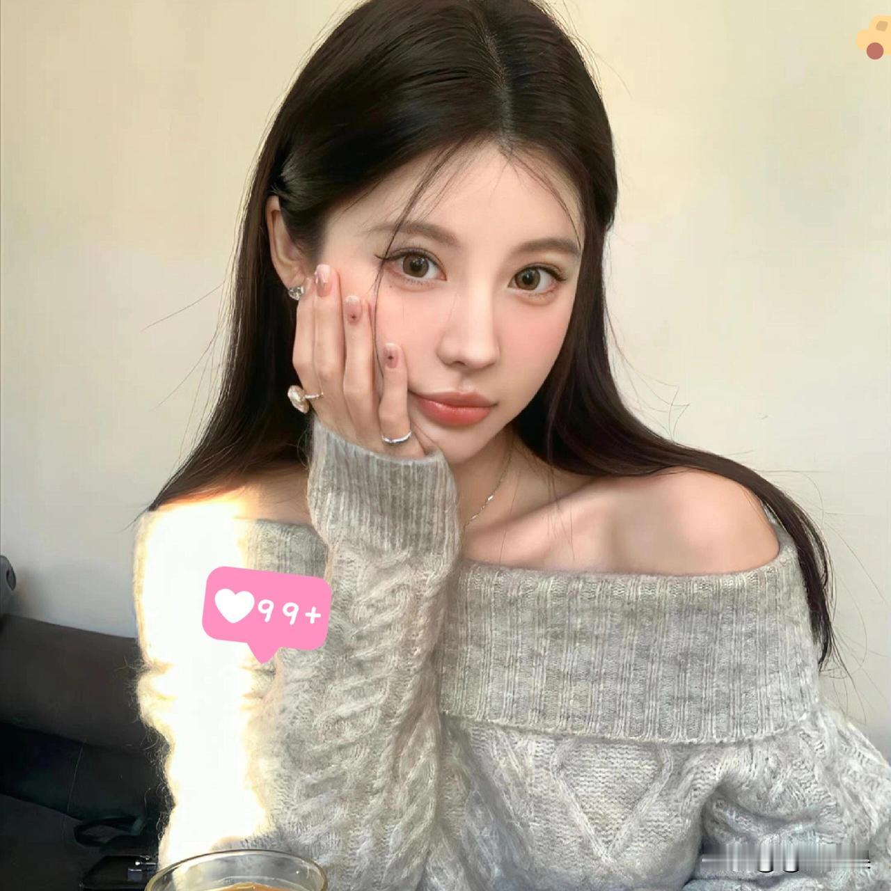 肯定选聪明啊！
 
美貌这玩意儿，年纪大了就没那么明显了，而且光有脸也解决不了啥