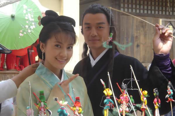 李亚鹏和高圆圆合影，他也曾和蒋勤勤合影过，她们两个都很美，高圆圆更女神点。