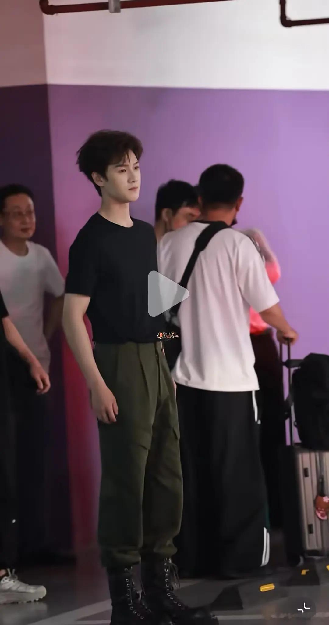 李昀锐头这么大吗？以前都没发现他怎么这么头大身子小 
