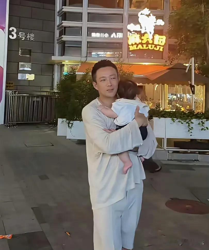 马筱梅带儿子小汪宝探班汪小菲？
麻六记楼下一个男人抱着小汪宝走来走去，此人不是别