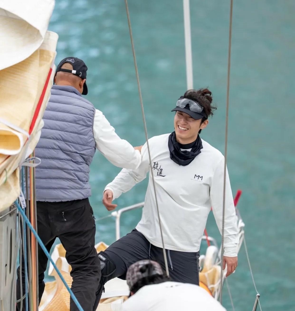 窦骁在香港参加帆船比赛并获得佳绩。现场窦骁这笑容简直太有感染力了，妥妥的运动阳光
