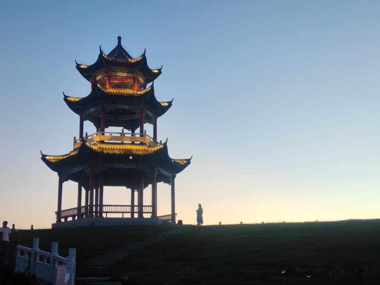 没文化多可怕？前阵子去杭州旅游，走到“岳母刺字”雕像前，听到一个男子说：
“也就