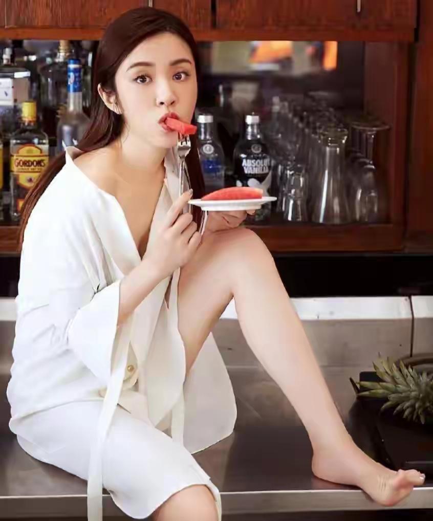 王晓晨被网友称作吻戏一姐，拍吻戏特别投入、很“用力”。和胡歌拍《大好时光》时，把