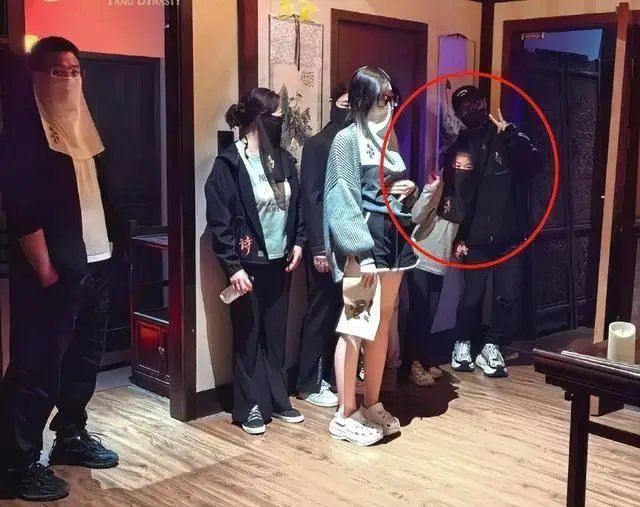 汪峰章子怡离婚后三个儿女首次同框，汪峰带仨儿女看话剧，宠溺搂着5岁儿子比耶，醒醒