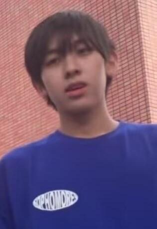 林志颖儿子Kimi正面照曝光，16岁的阳光少年。
依稀还能看到他小时候奶声奶气的