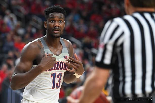 我觉得很神奇的是，艾顿在大学期间总共打了35场比赛，总共出手了35个三分，命中了