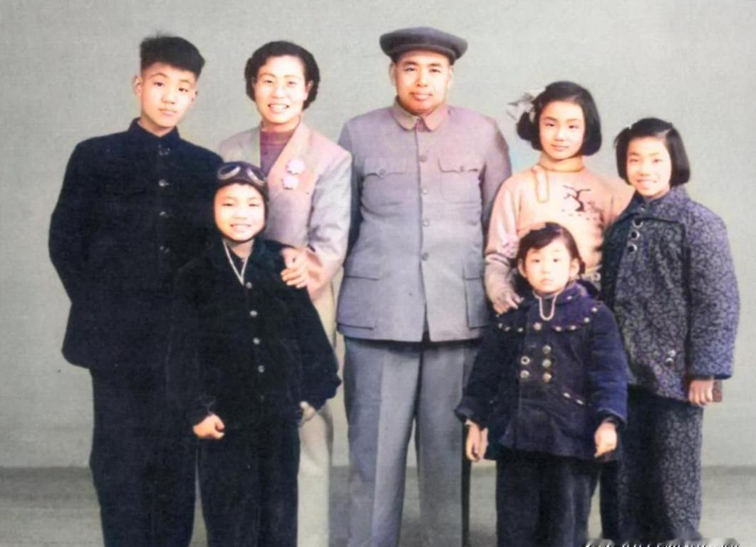 新婚之夜，37岁的许世友，对着19岁的新婚妻子说了一句话，然后拔枪对准新娘，连开