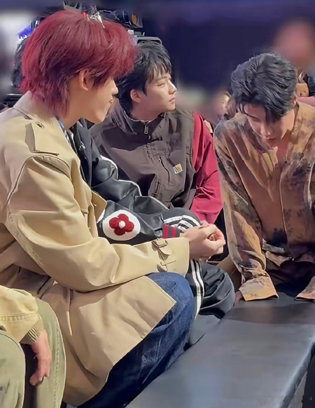 丁程鑫也开始盘核桃了 解锁丁程鑫新爱好！盯上高瀚宇的核桃后直接上手盘到停不下来，