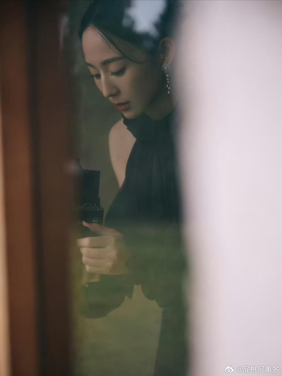 来啦！想问问姐姐这次出门行李箱里最“离谱”，但你一定要带来巴黎的东西是什么？时装