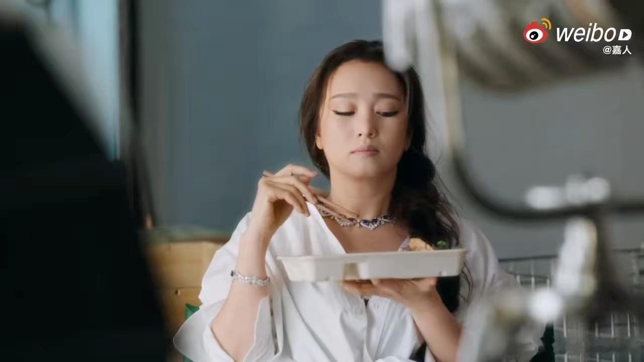 巩俐端着盒饭吃饭好萌巩俐端盒饭的姿势好可爱 天哪，真的是看得我心都快融化了呀，不