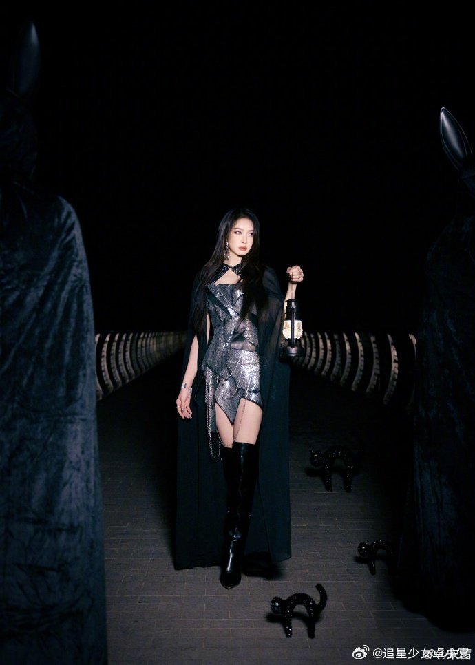 宋茜暗夜兔女王  湖南卫视跨年晚会 宋茜暗夜兔女王妆造好飒，真的好爱～ 