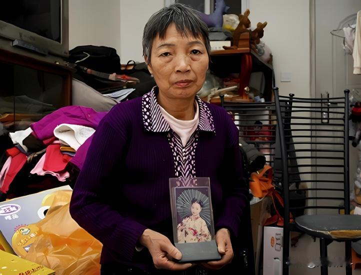 2010年，由于36岁的儿子迟迟不结婚，56岁老母亲为传宗接代，直接自己生下双胞