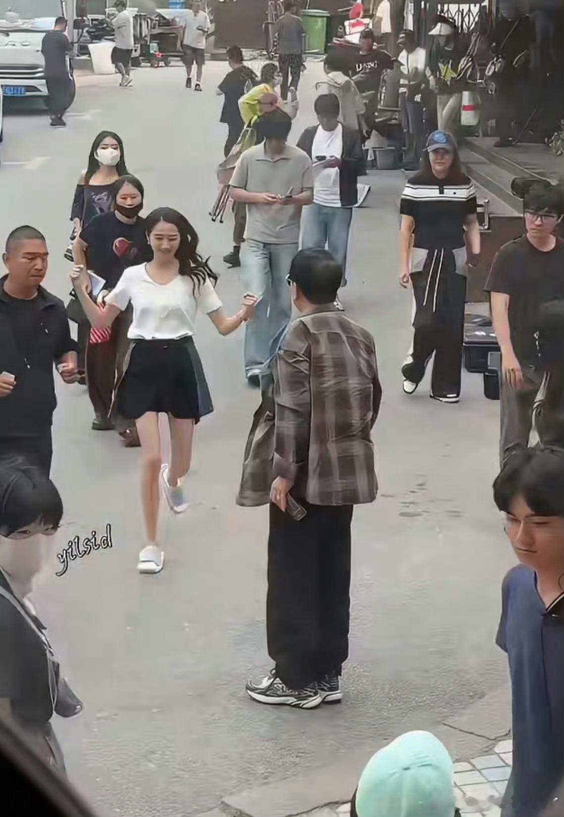 关晓彤一路小跑迎接爸爸探班关晓彤完全萌萌的小女孩，看见爸爸来探班直接跑过去迎接 