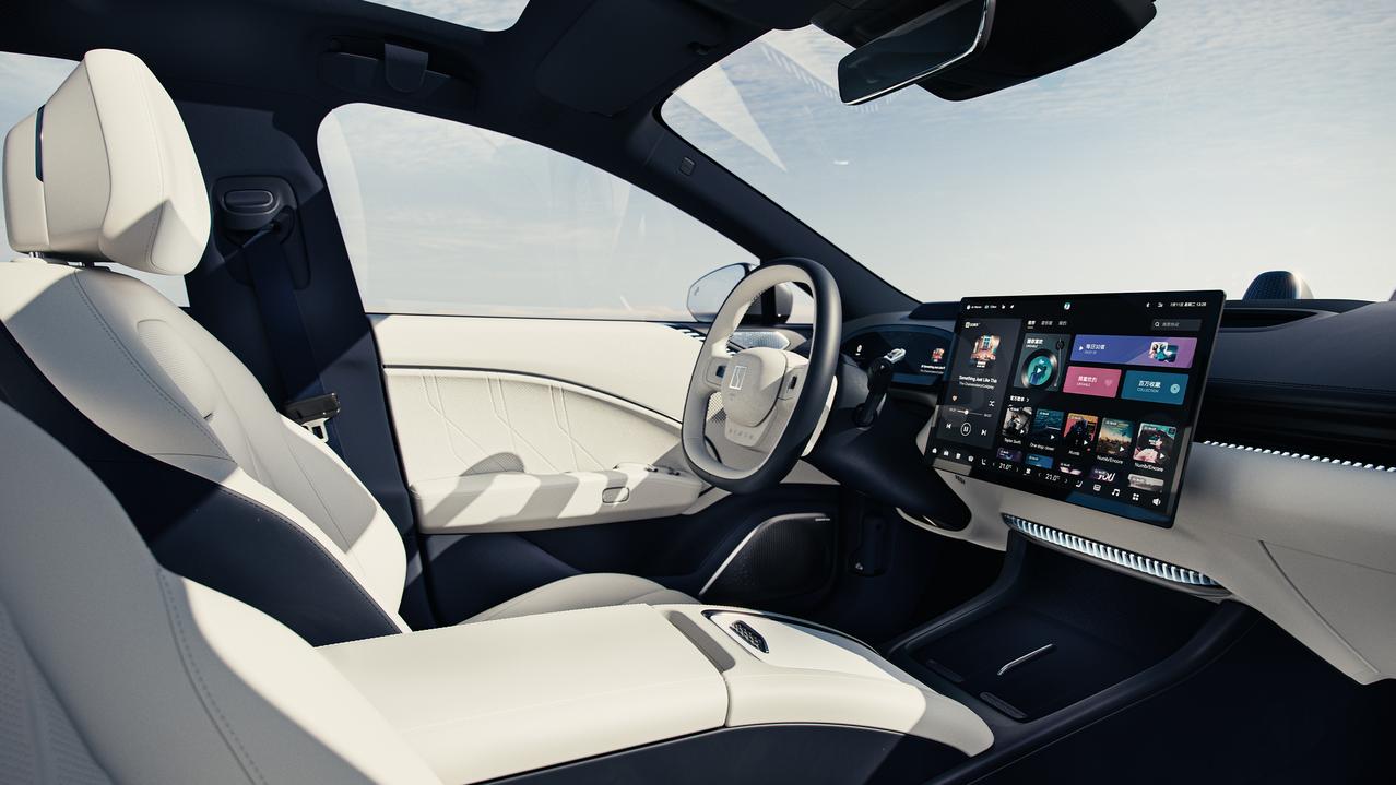 广州车展上，极氪007迎来预售——22.99万元起的预售价，着实带给了人们不小惊