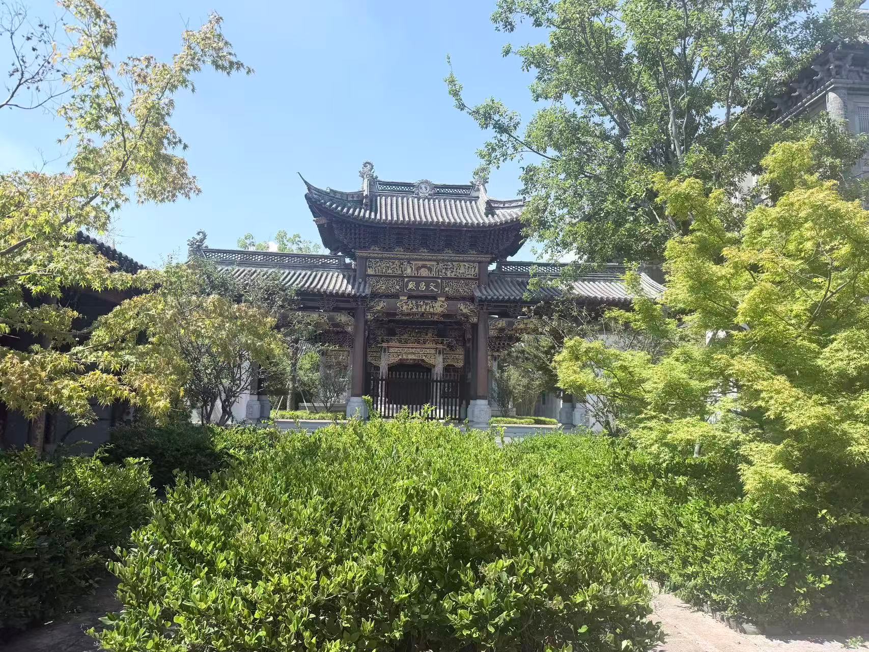 愿你眼里有光，心中有爱，脚下有路。无论经历怎样的风雨，都不丢掉对生活的热爱，不放