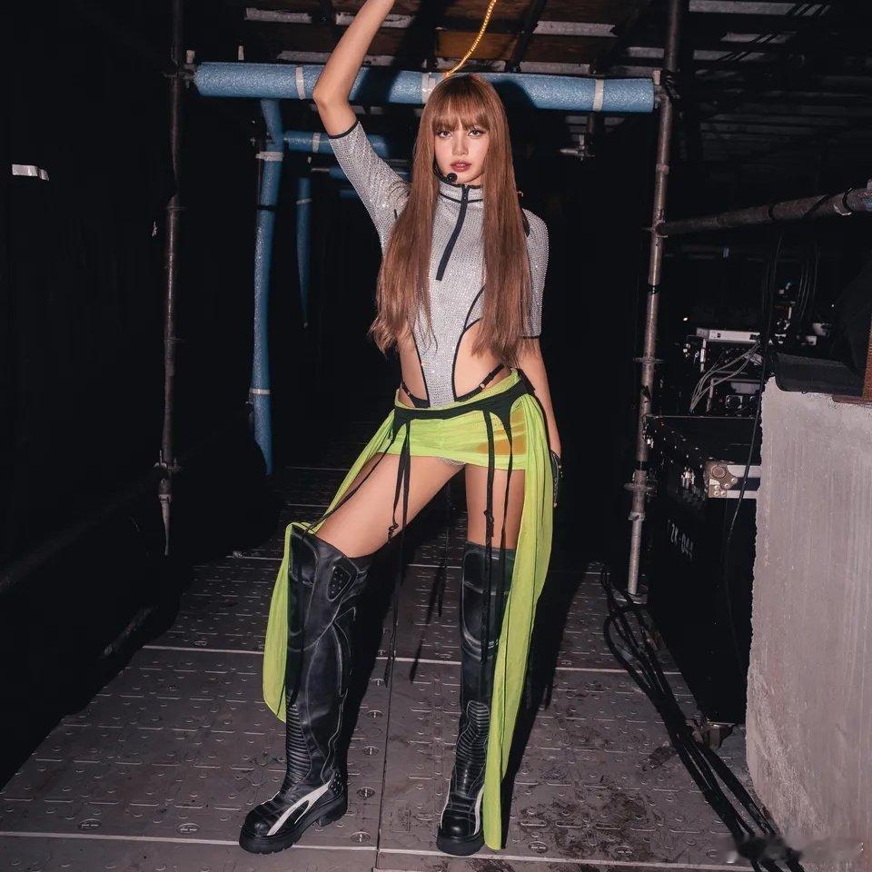 VOGUE报道：  “我们终于看到心爱的流行巨星Lisa重返舞台了。” ​​​