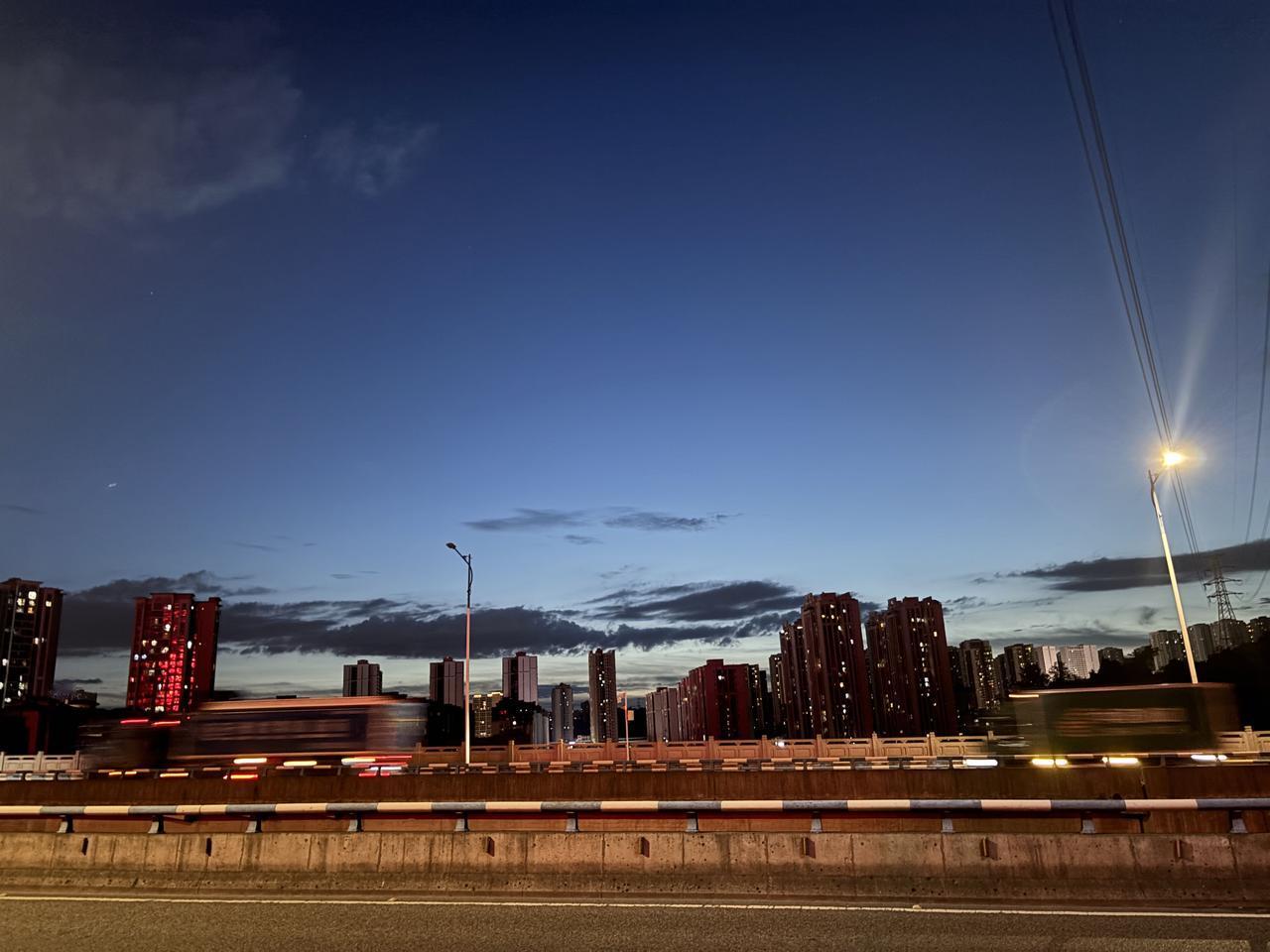 下班途中的美景
在太阳落下，万家灯火尚未开启的时候
一边是身后的喧嚣，一边是安静