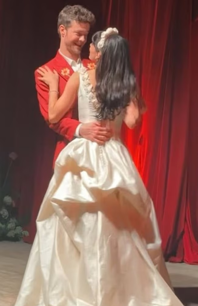 《黑袍纠察队》休伊 Jack Quaid 和 爆头女 Claudia Doumi