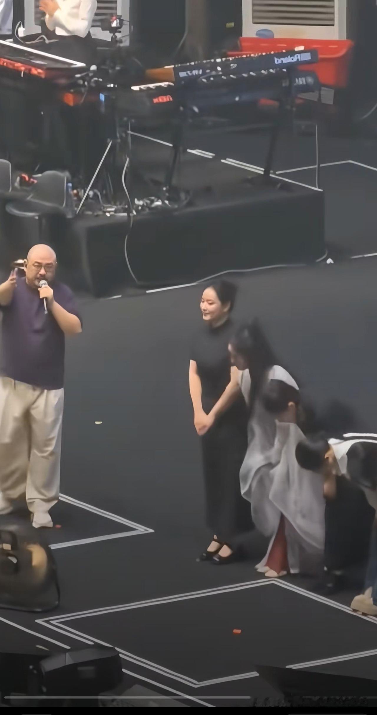 刀郎和杨坤唱的歌相比较,谁更好?。这两个人根本不是一个级别的歌手。一个只有一首算