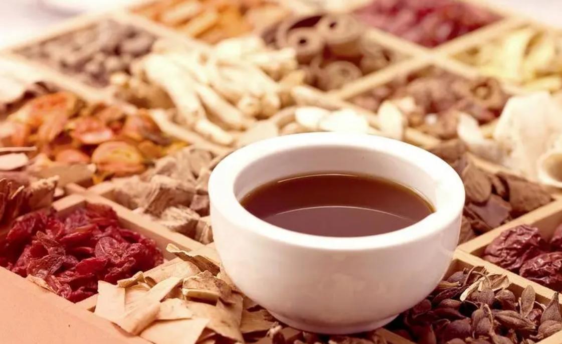 四款茶，经常喝，对男人有好处
1. 补肾茶
组成：巴戟天，肉苁蓉，菟丝子，淫羊藿