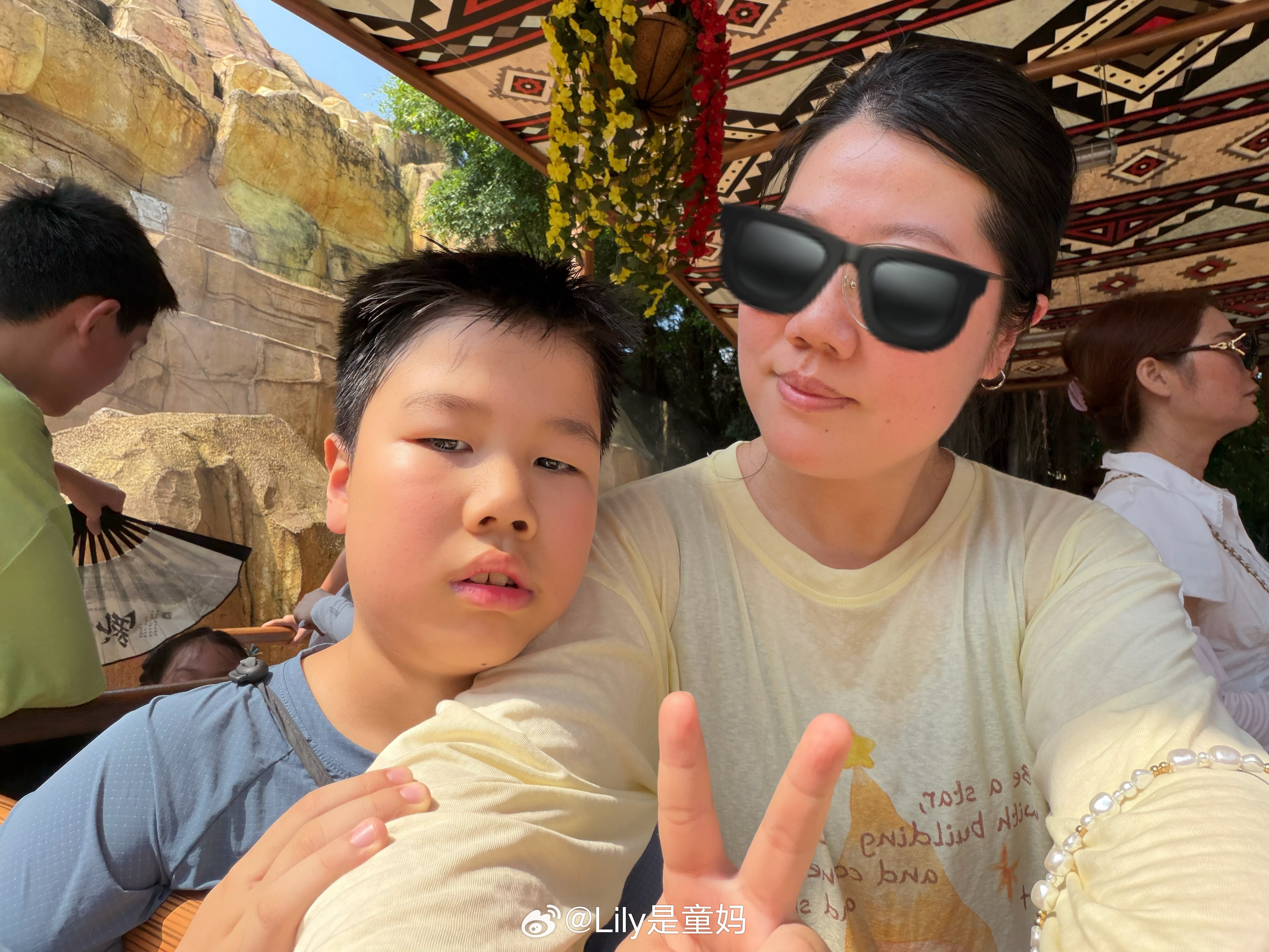 两个苦命排队人🥵 