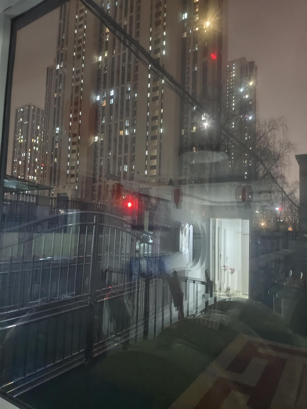 夜幕降临，城市渐渐披上了一层神秘的面纱。灯火辉煌的街道像一条条流动的光带，闪烁着