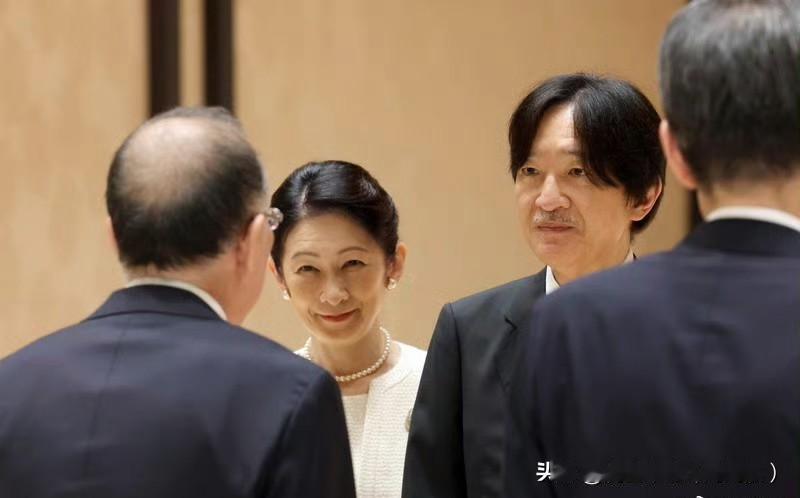 纪子妃的表情真的耐人寻味，每次看都觉得很有意思！文仁黄嗣和黄嗣妃纪子前往巴拉圭?