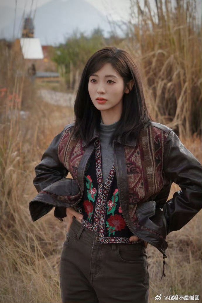 邢菲第一章回村邢菲首演村霸谁还没被邢菲的张春呐惊艳到！从甜妹秒变村头一姐，气场直