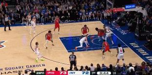 NBA赛场之恩比德的手术刀般的传球，颇有隆多风采。
  你看这个球，恩比德抢下篮