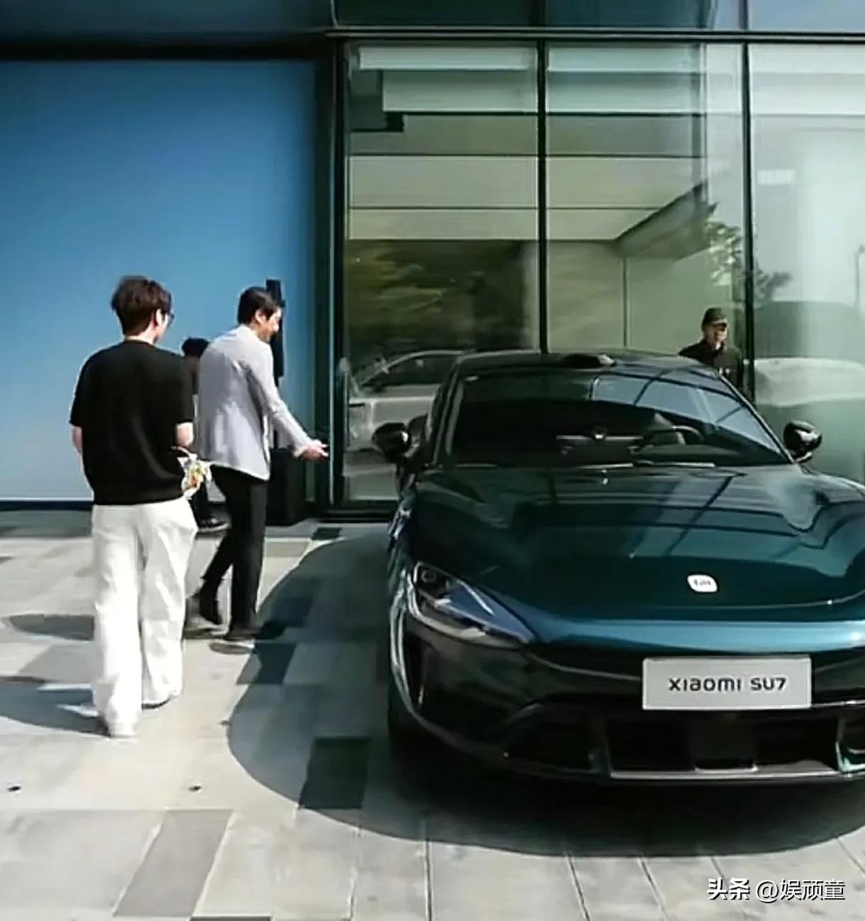 新一代小米SU7车主，对车肯定没有什么意见！
因为其中的交车服务也值20万，雷军