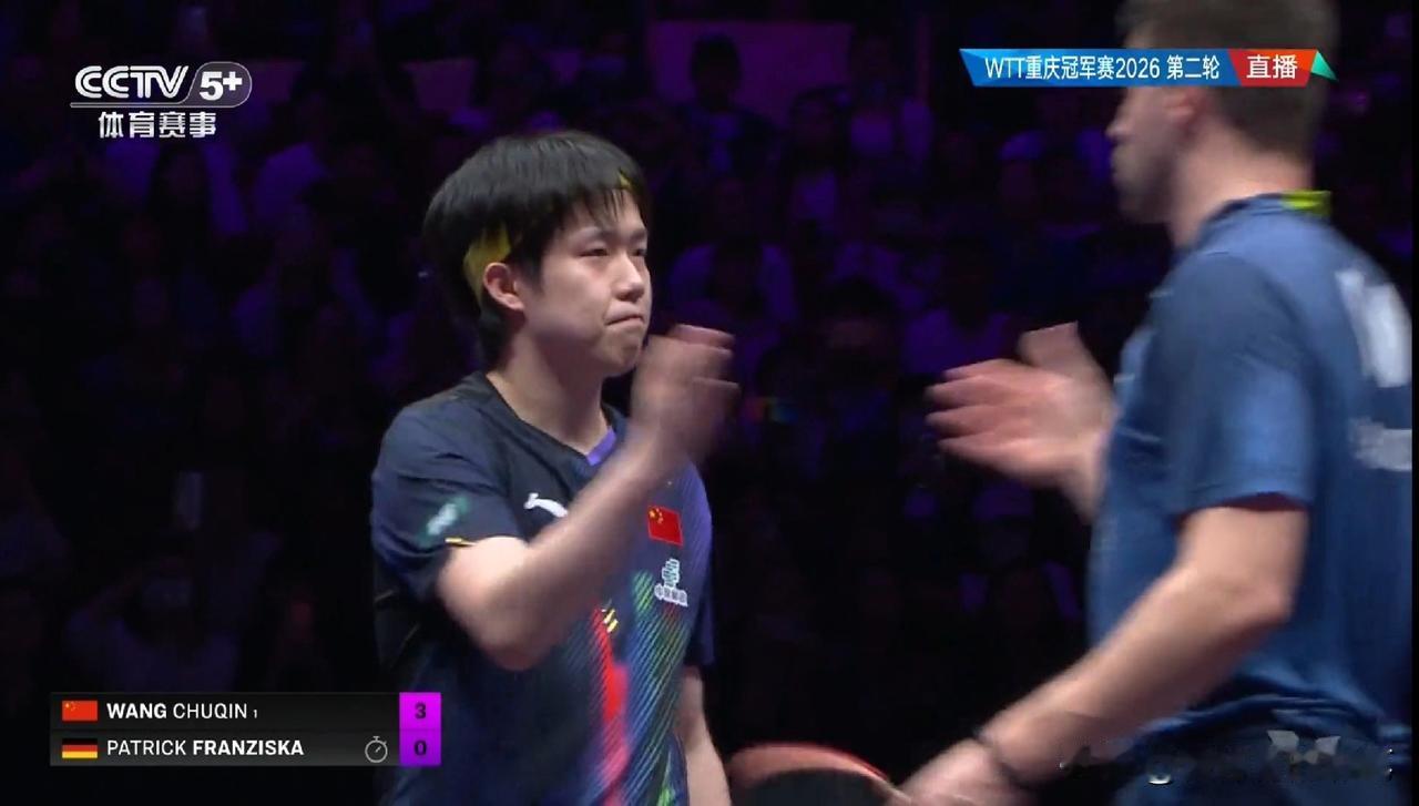 与弗朗西斯科的比赛，王楚钦没擦几次汗，也没叫暂停，更没怒吼，就晋级8强。而弗朗西