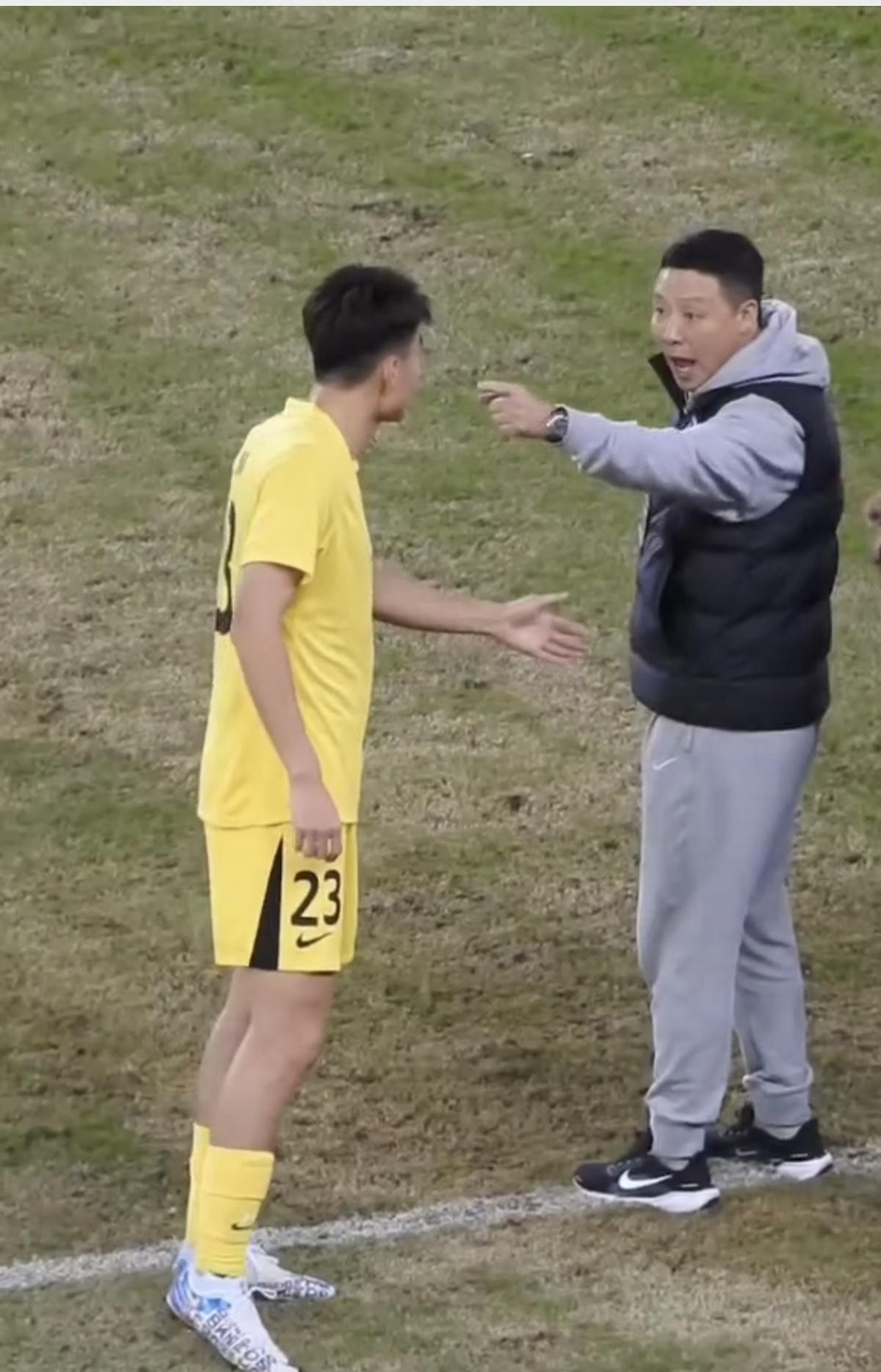 中超联赛深圳新鹏城与武汉三镇的比赛中，杨一鸣肘击对手被红牌罚下，下场时试图与主教