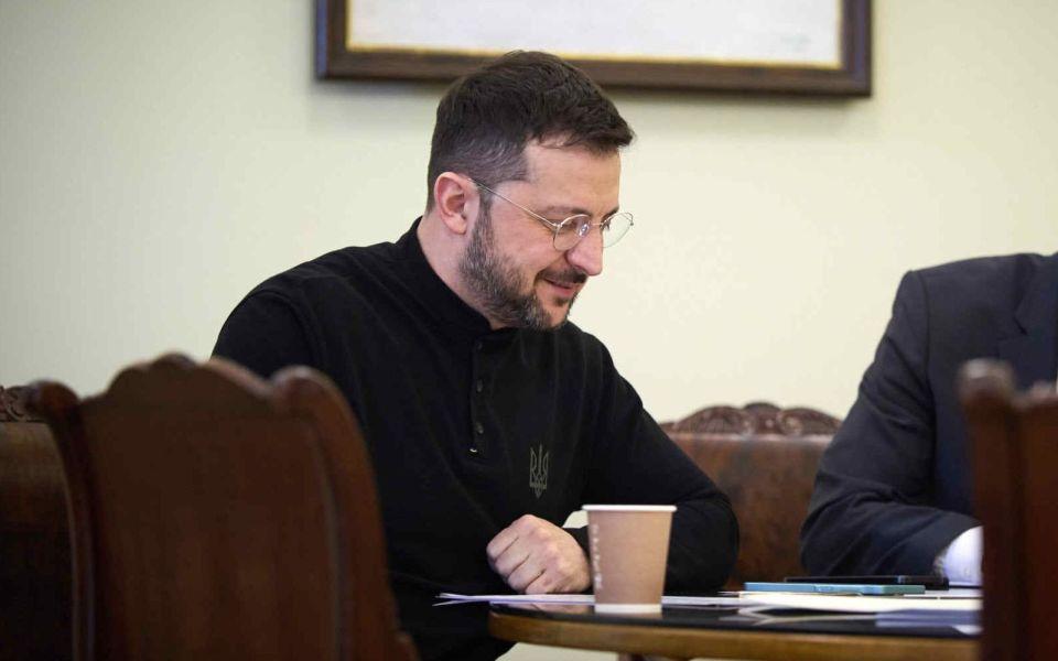 乌克兰总统泽连斯基的顾问彼得罗夫透露，俄乌和平协议将于12月15日前签署，随后乌