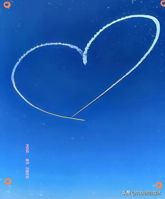 刷手机看到个伊朗网友的留言，瞬间破防了。
​他说大半个地球都在战火里煎熬，唯独东