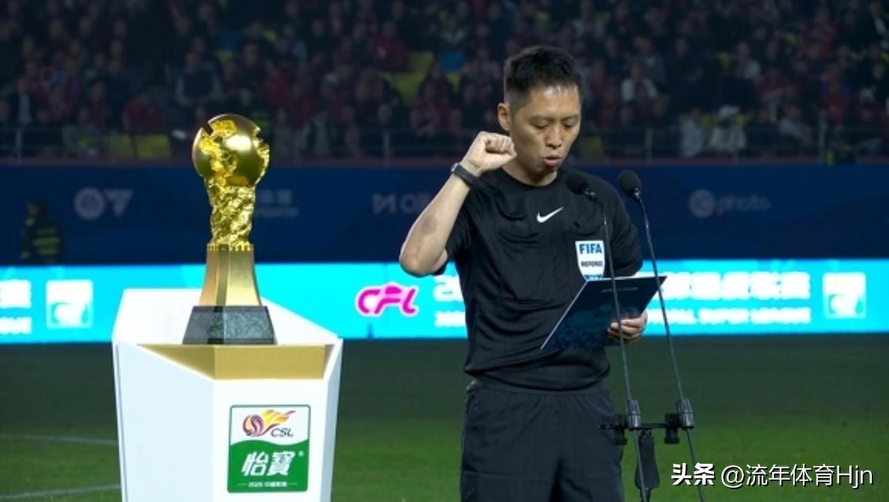 中超赛季首场比赛，裁判就贡献多次争议判罚！

成都蓉城主场5：1大胜深圳新鹏城，