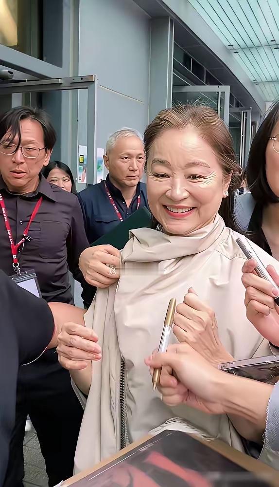 万万没想到！曾经那么迷人的女神，也老成这个样子了，美人迟暮，岁月果真不饶人啊！