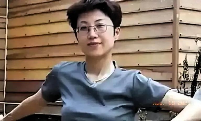 首都机场的暖气烧得太旺，高瞻当时正拽着护照，手心里全是汗。五岁的儿子还在问什么时