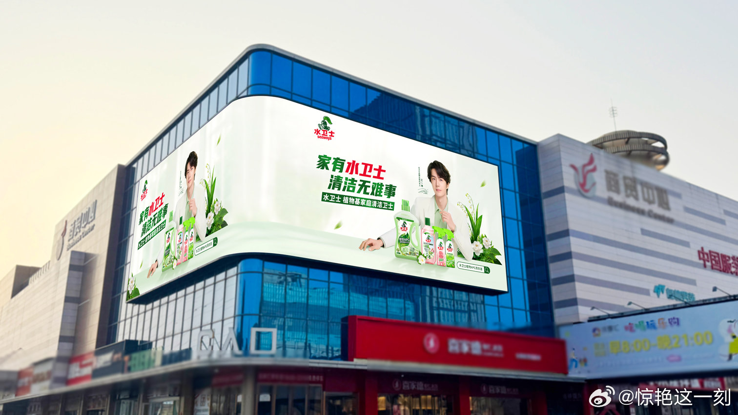 18城偶遇王一博 抬头见喜，全城偶遇！18城大屏上线，超绝颜值，打卡收获快乐